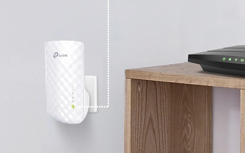 Repetidor de Sinal TP-Link Mesh AC750 branco conectado na tomada