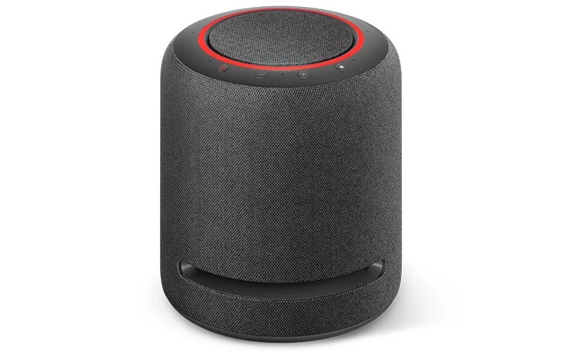 Echo Studio com assistente virtual Alexa.