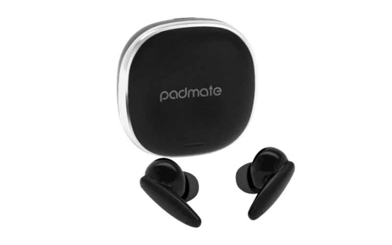 fones de ouvido Padmate S33 fora do estojo de carregamento.