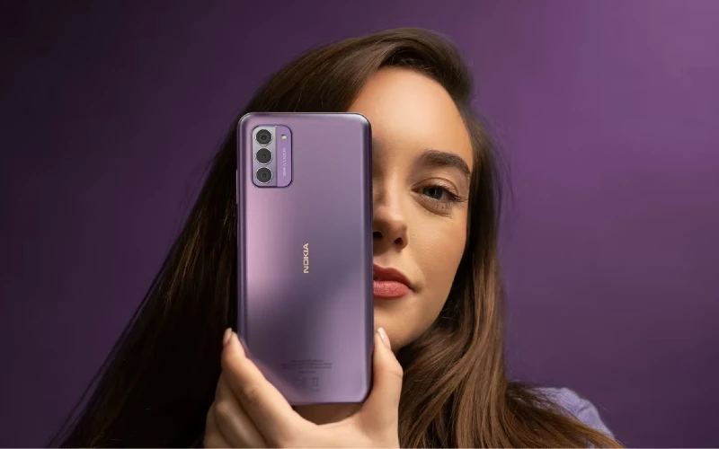 Mulher segurando o celular Nokia G42 5G.