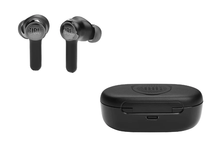 Fundo dos fones e da caixa de carregamento JBL Quantum TWS.