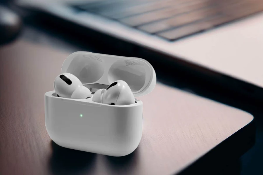 Fones de ouvido TWS Apple AirPods Pro sobre uma mesa de madeira