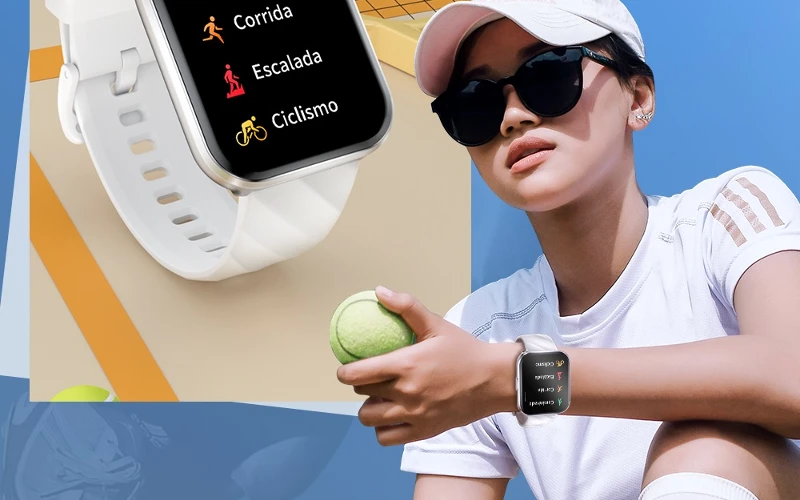 Mulher com o smartwatch Kumi KU6 no pulso e uma bola de tênis na mão.