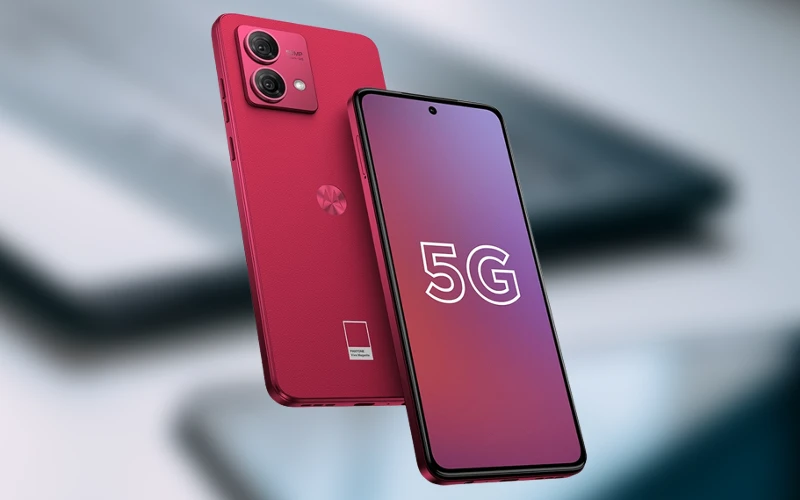 Motorola Moto G84 5G viva magenta.