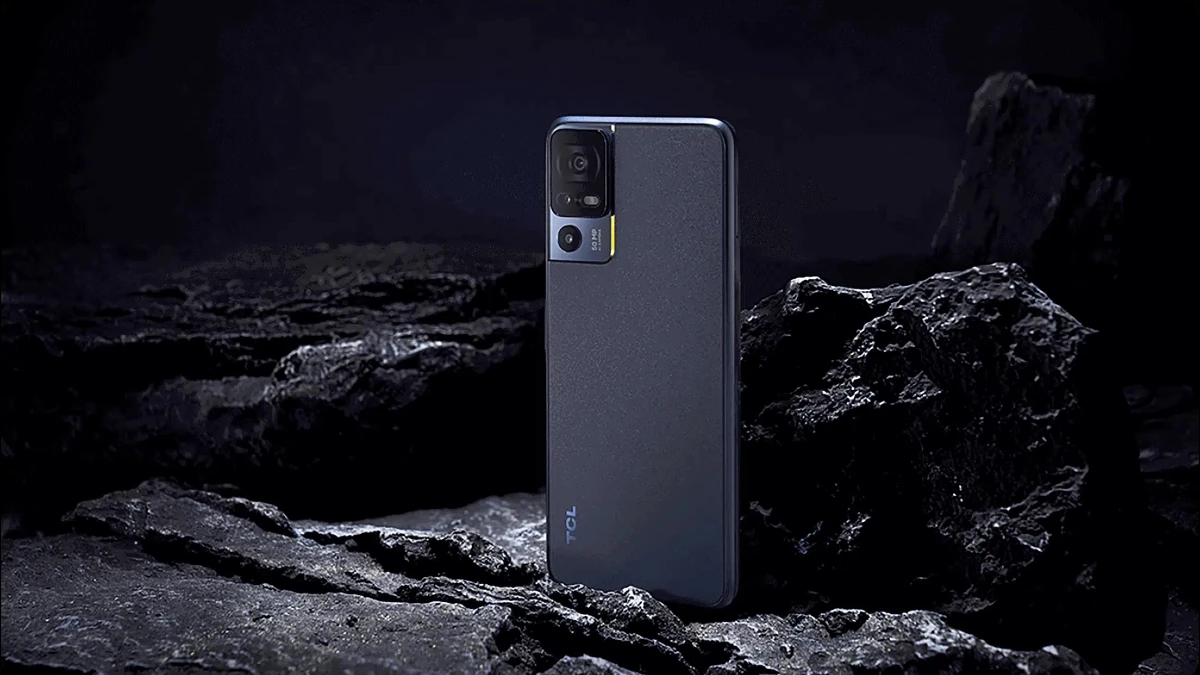 TCL lança celulares série 40 no Brasil com foco em câmera, bateria e preço