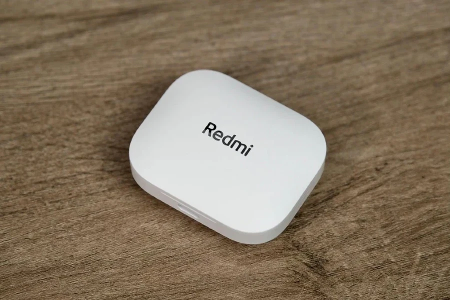 Estojo dos fones de ouvido Redmi Buds 5 na cor branca